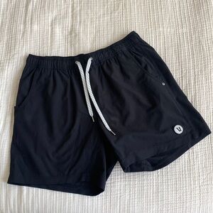 Vuori Men’s Kore Short 5” size Medium